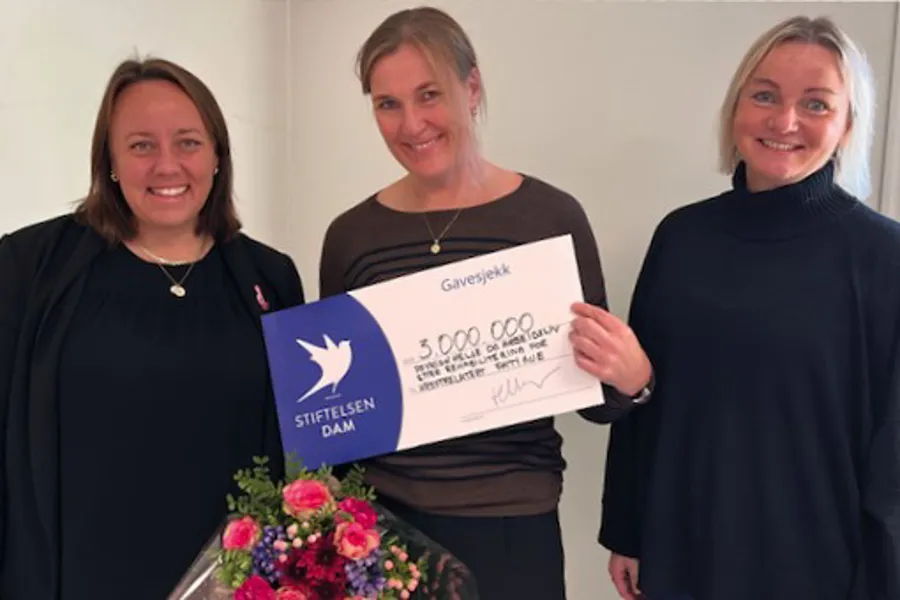 En gruppe kvinner som holder et skilt