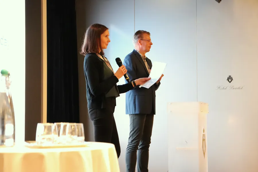 Bilde av Elida Fonneløp og Sander Kneppers (leder av ENFSIs DNA- gruppe) som innledet på fagmøtet.