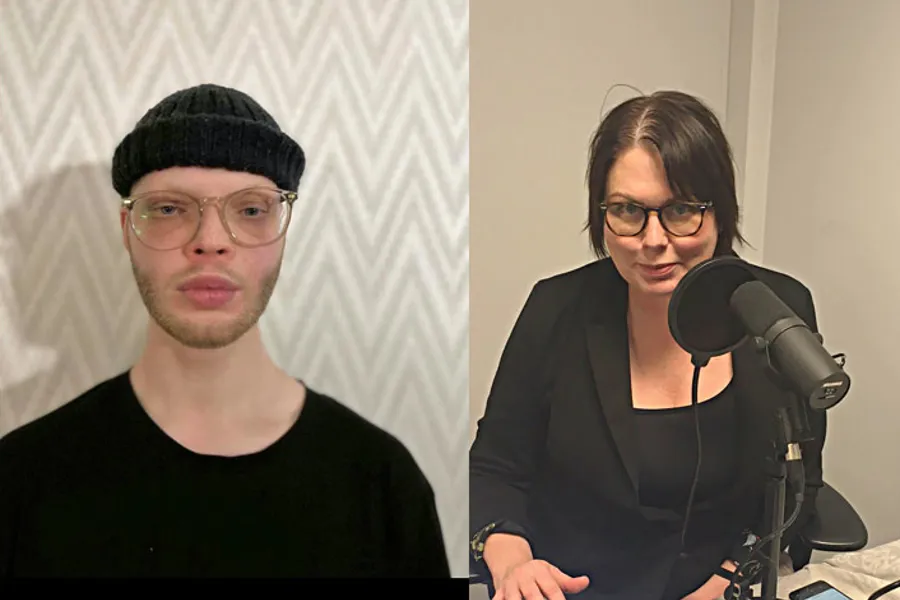 En mann og kvinne som sitter ved et skrivebord med mikrofoner