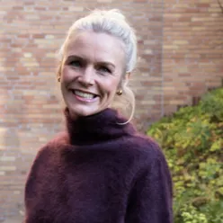 En person som smiler til kameraet
