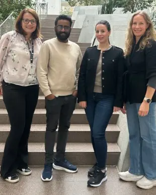 En gruppe mennesker som poserer for et bilde