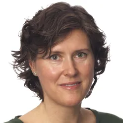 En person med kort hår