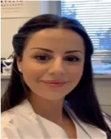 En kvinne som smiler til kameraet