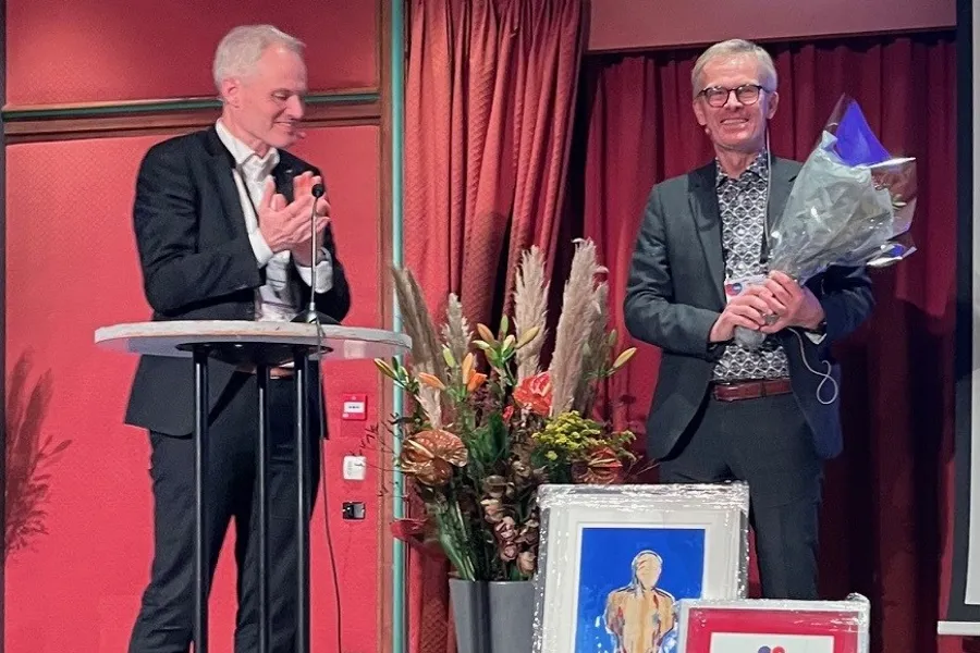 Helge receives the award at the ceremony