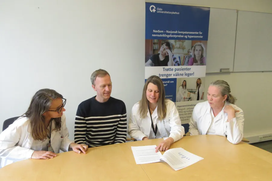 En gruppe kvinner som sitter ved et bord