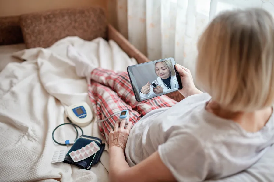 eldre dame med nettbrett