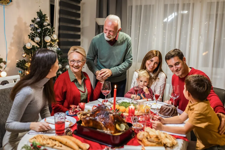 En familie samlet rundt et bord